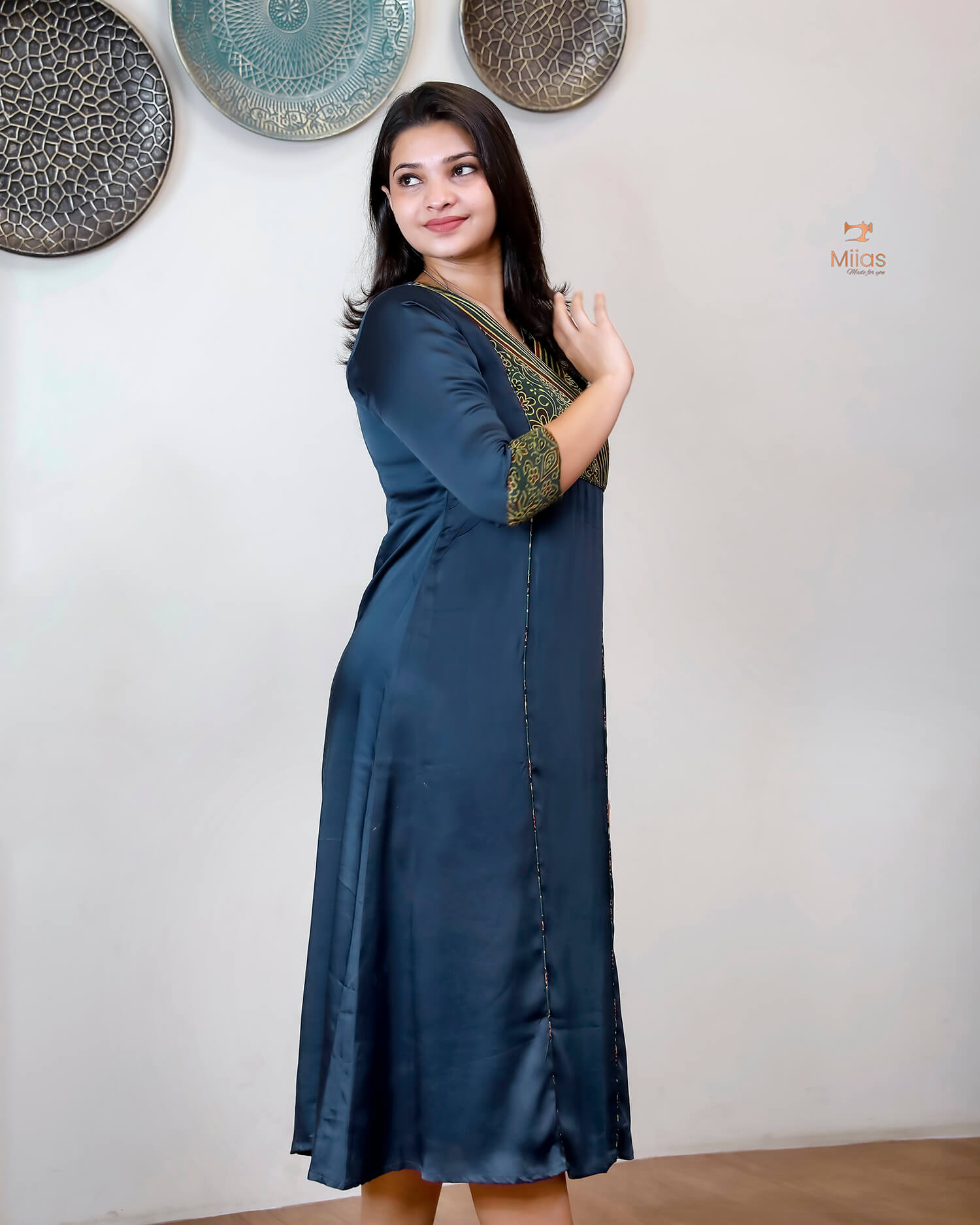 Modal Silk Kurti: Vibrant Contrast Print & Luxurious Drape-Blue.