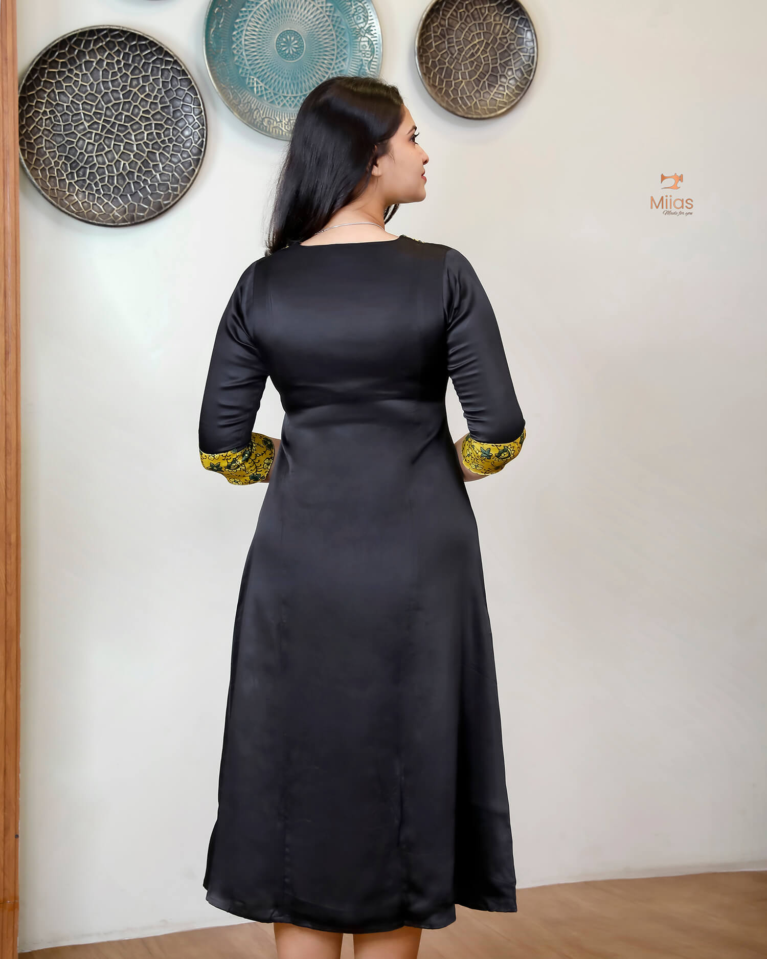 Modal Silk Kurti: Vibrant Contrast Print & Luxurious Drape-Black.