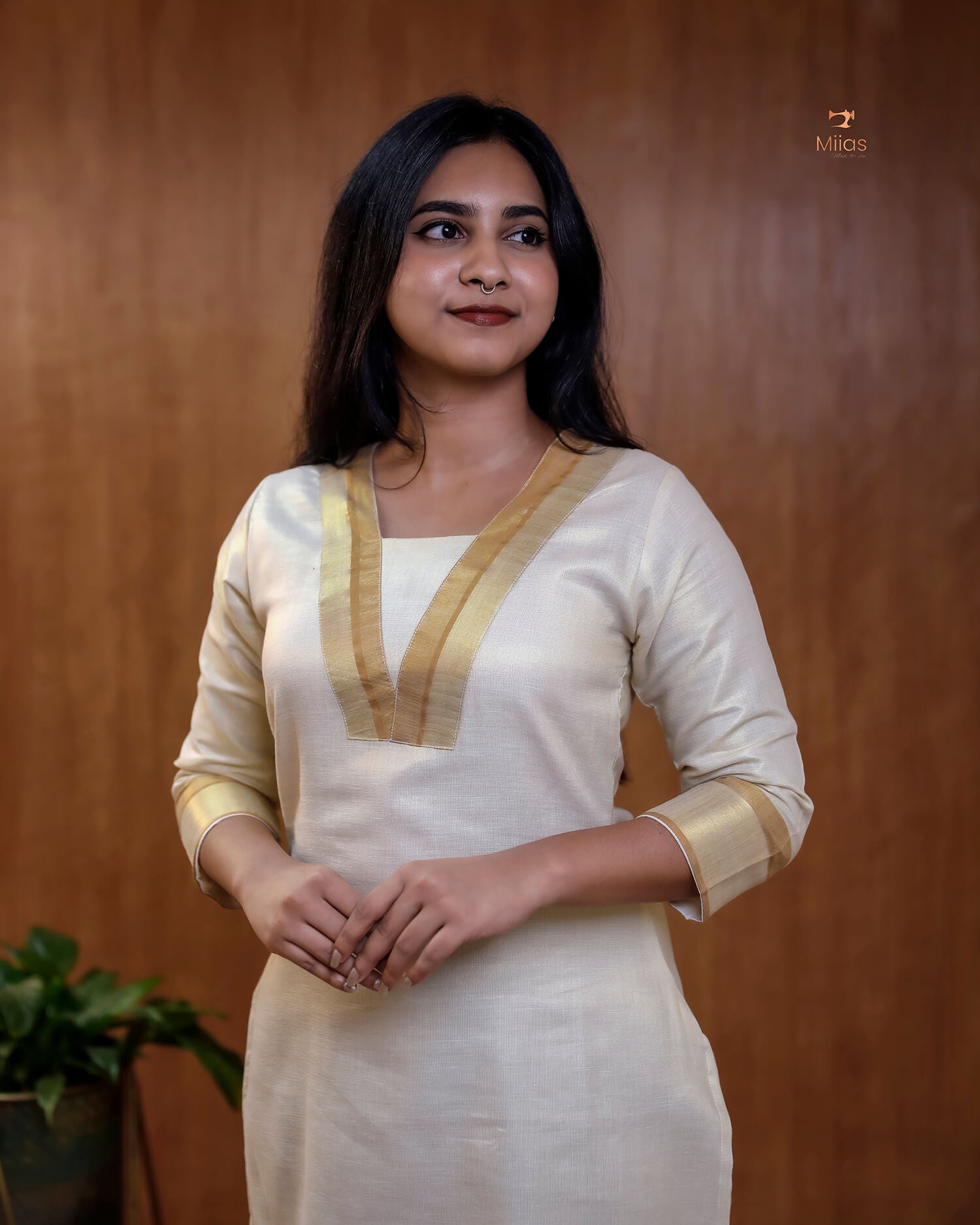 Elegant Kerala Cotton Kurti with V-Neck & Traditional Border