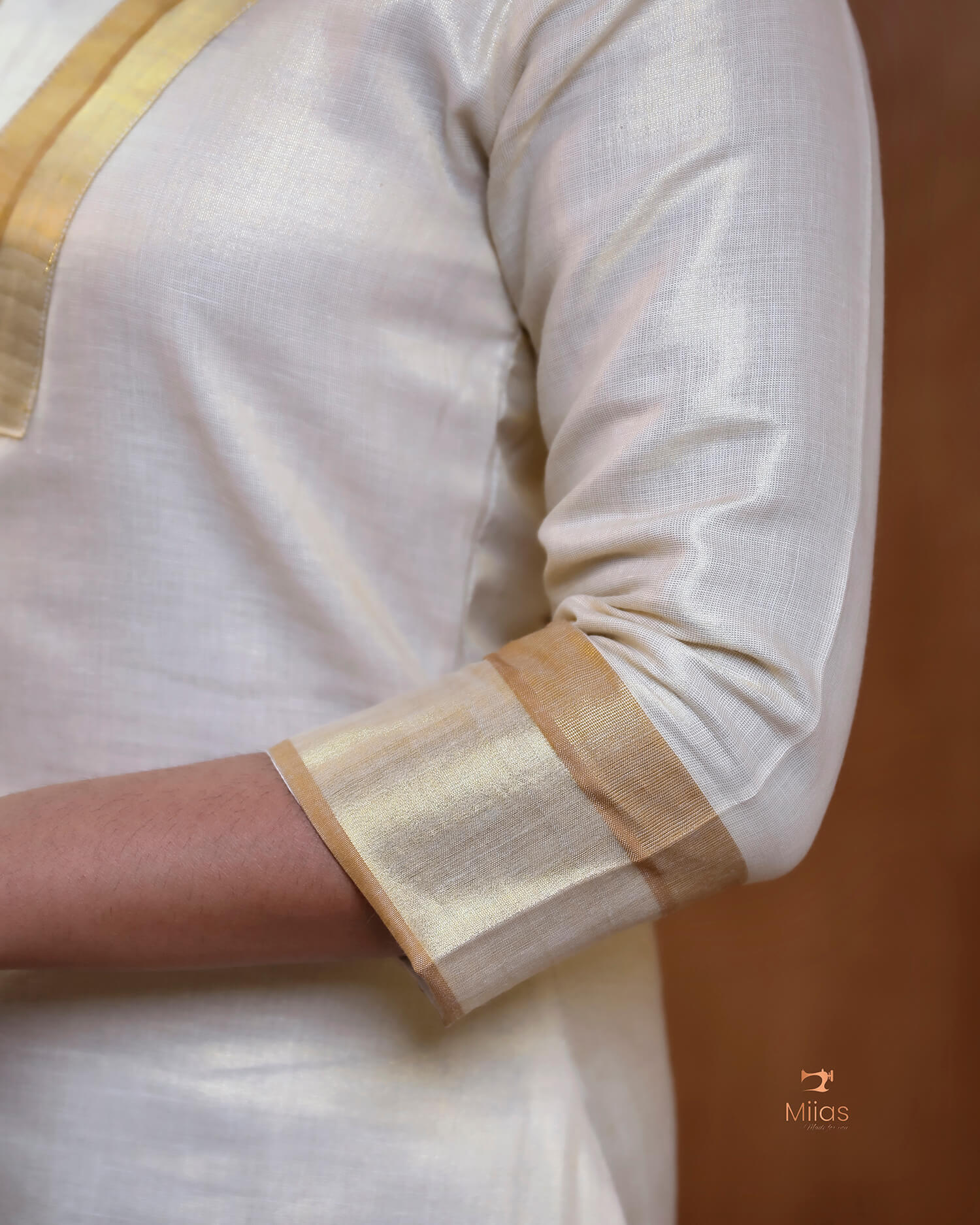 Elegant Kerala Cotton Kurti with V-Neck & Traditional Border