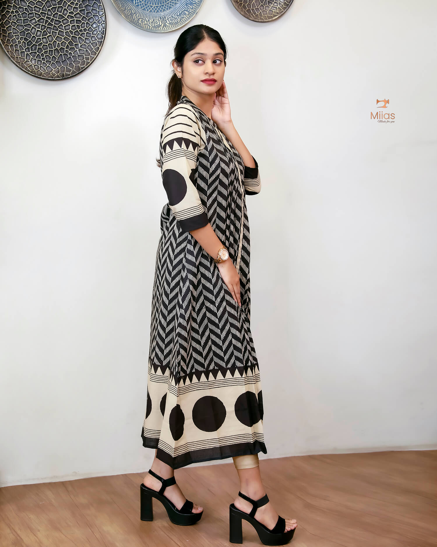 Cotton Kurti Dress: Collar Neck & Pintuck Elegance.