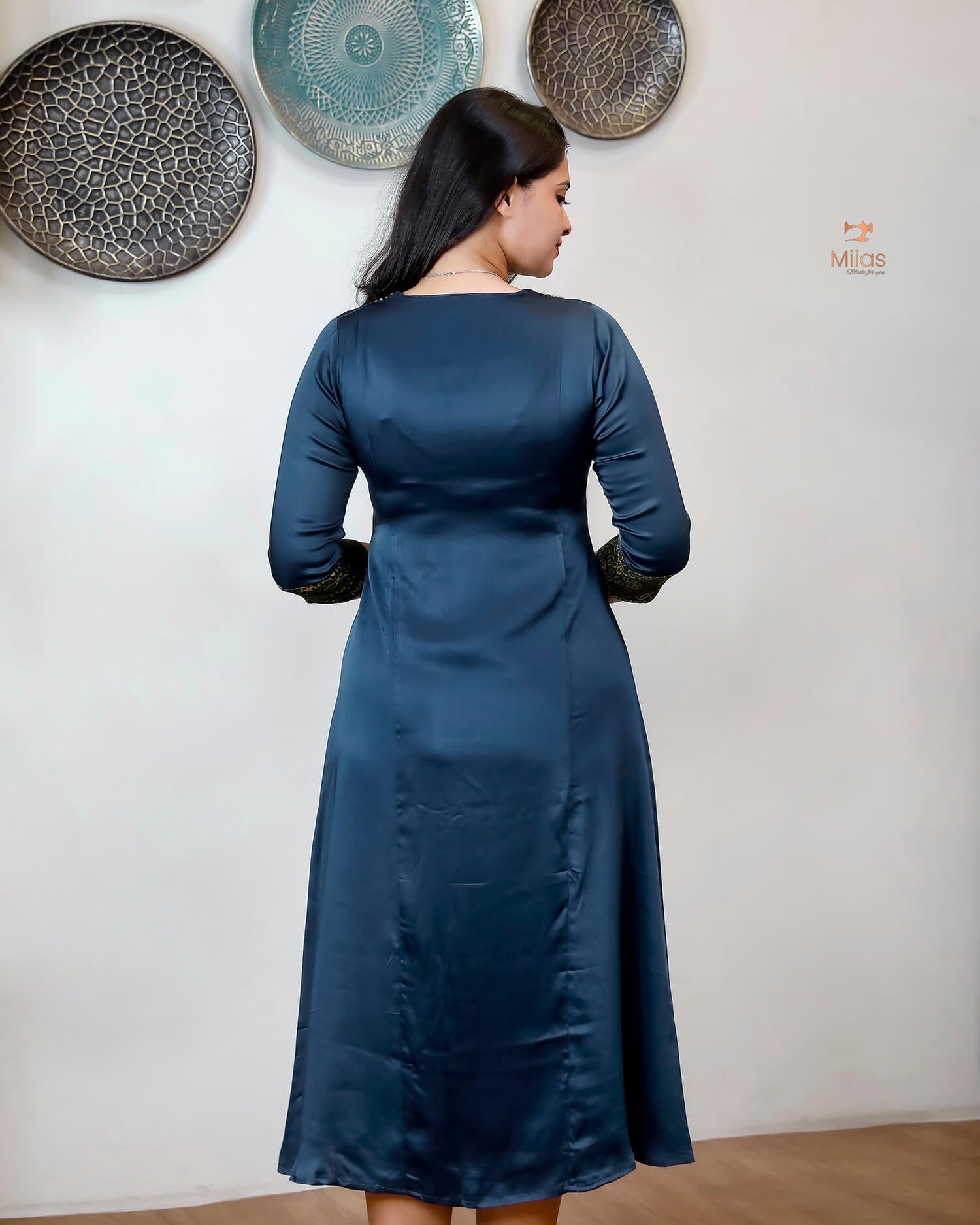 Modal Silk Kurti: Vibrant Contrast Print & Luxurious Drape-Blue.