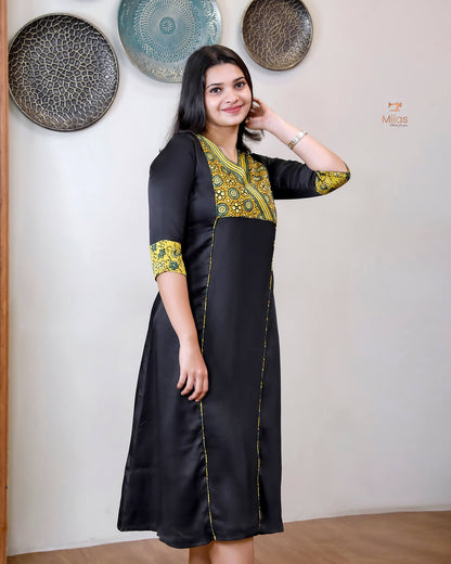 Modal Silk Kurti: Vibrant Contrast Print & Luxurious Drape-Black.