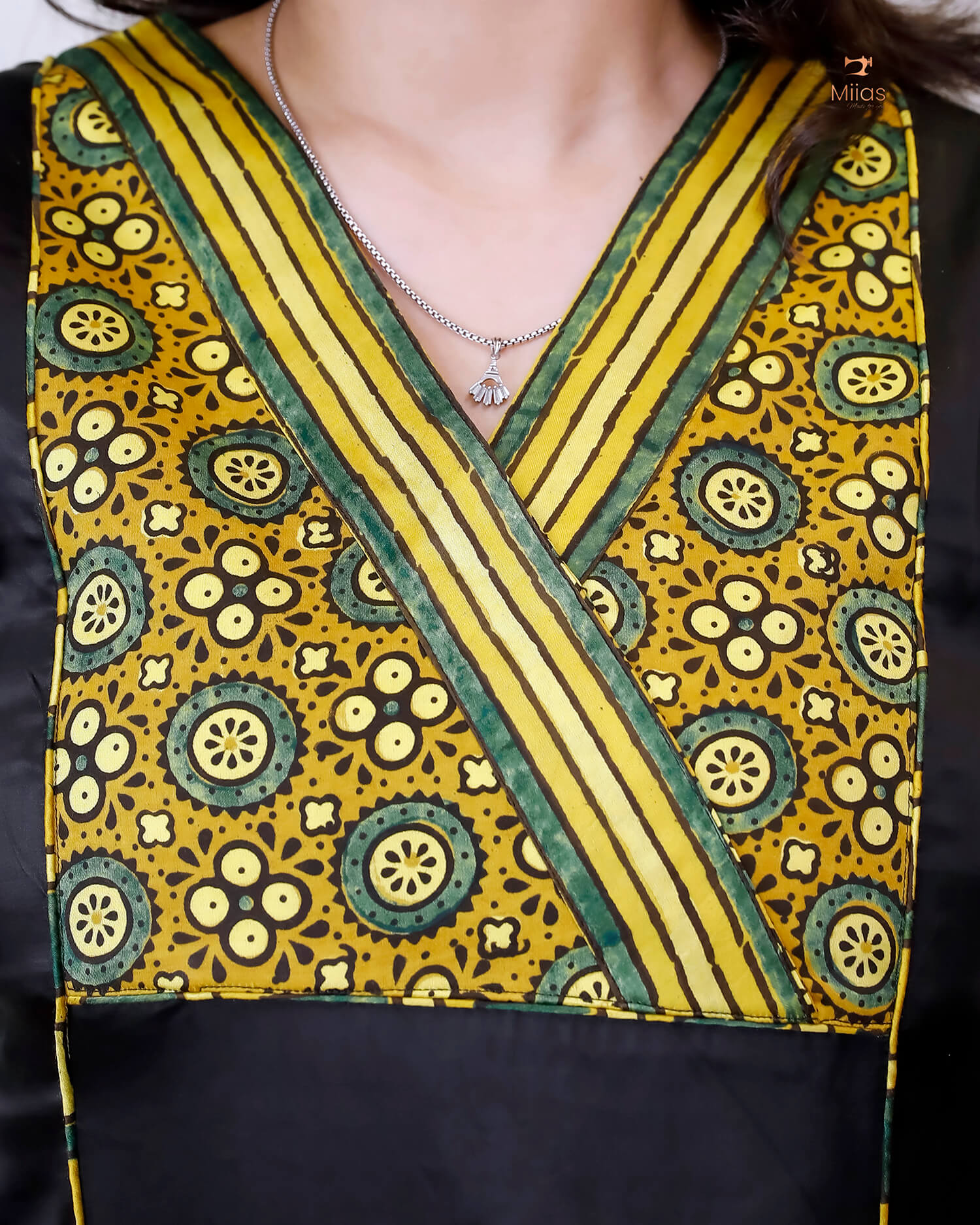Modal Silk Kurti: Vibrant Contrast Print & Luxurious Drape-Black.