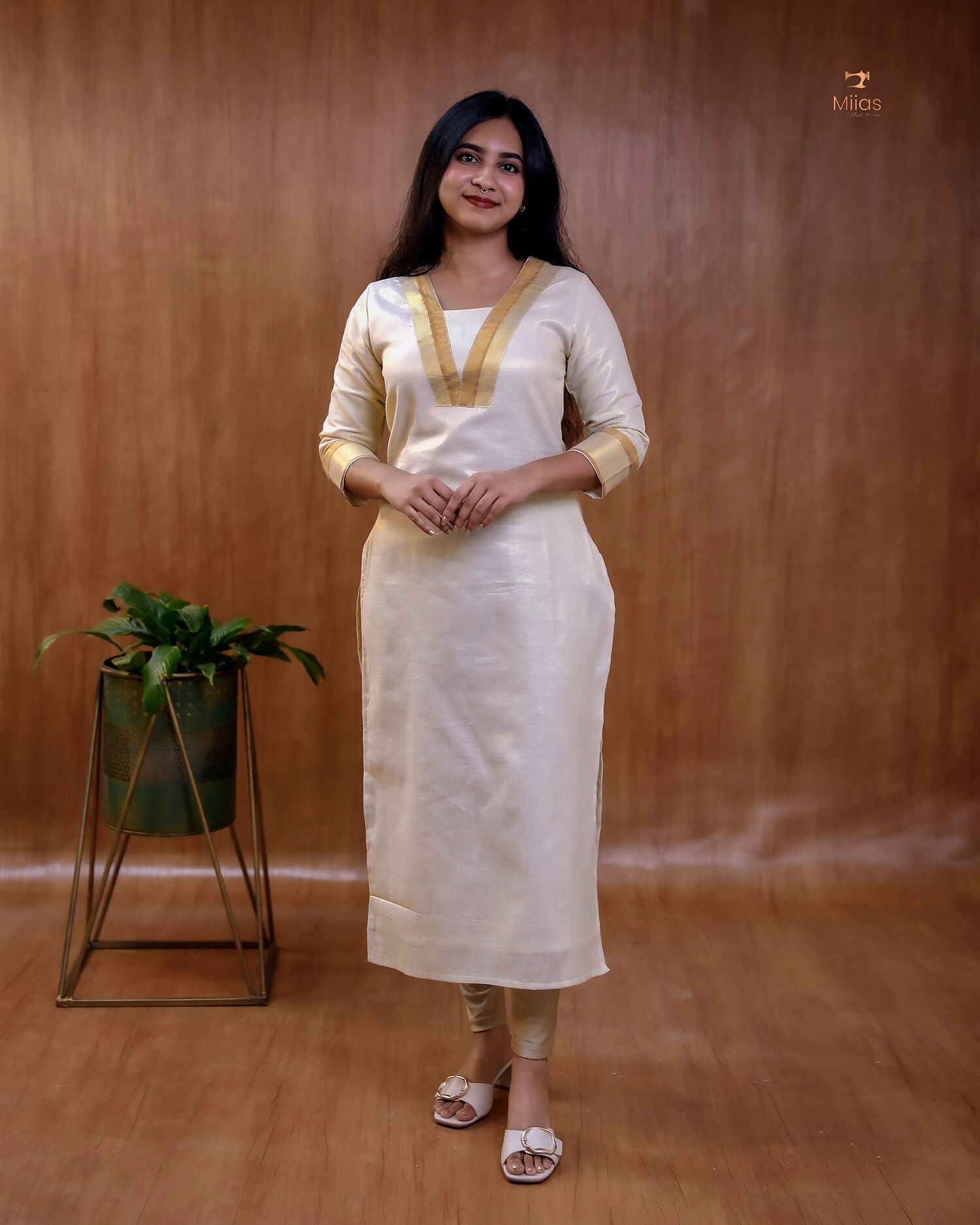 Elegant Kerala Cotton Kurti with V-Neck & Traditional Border