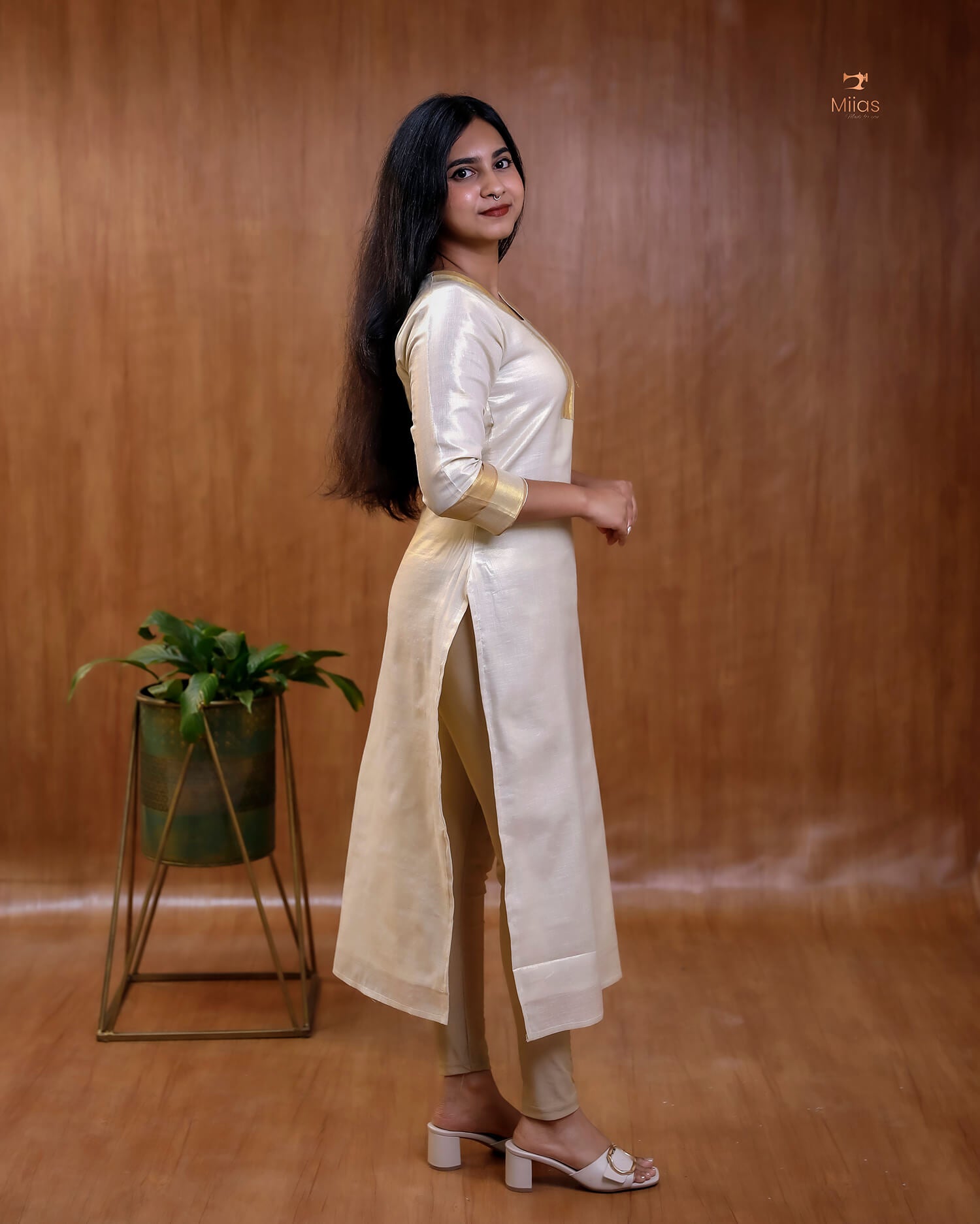 Elegant Kerala Cotton Kurti with V-Neck & Traditional Border