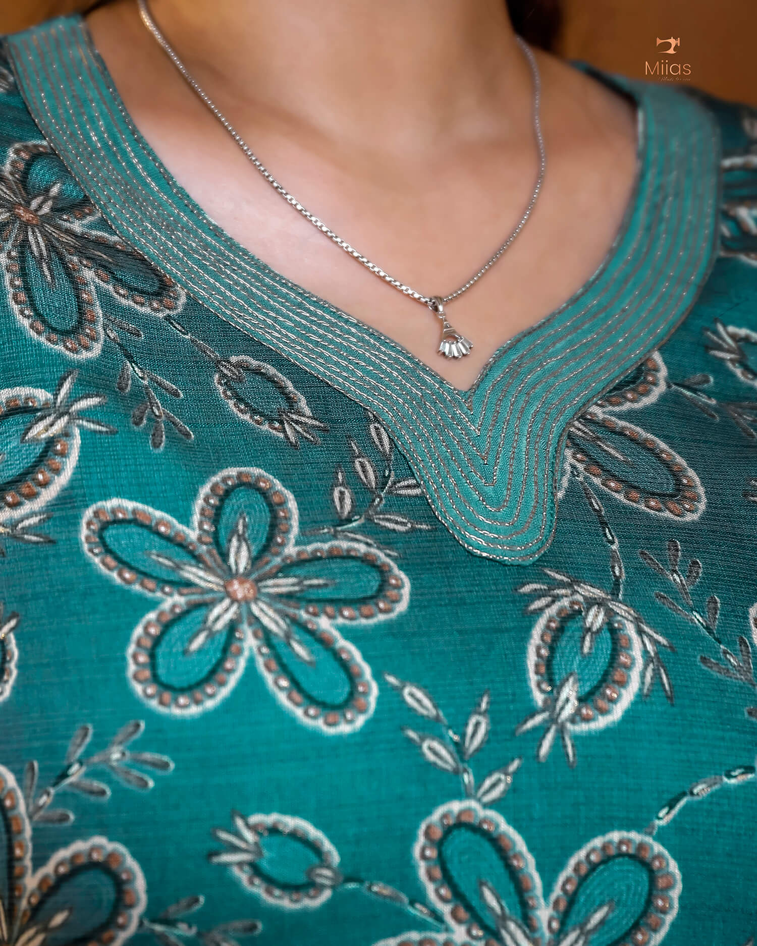 Trendy Vatican Top| Leaf Neck & Pocket