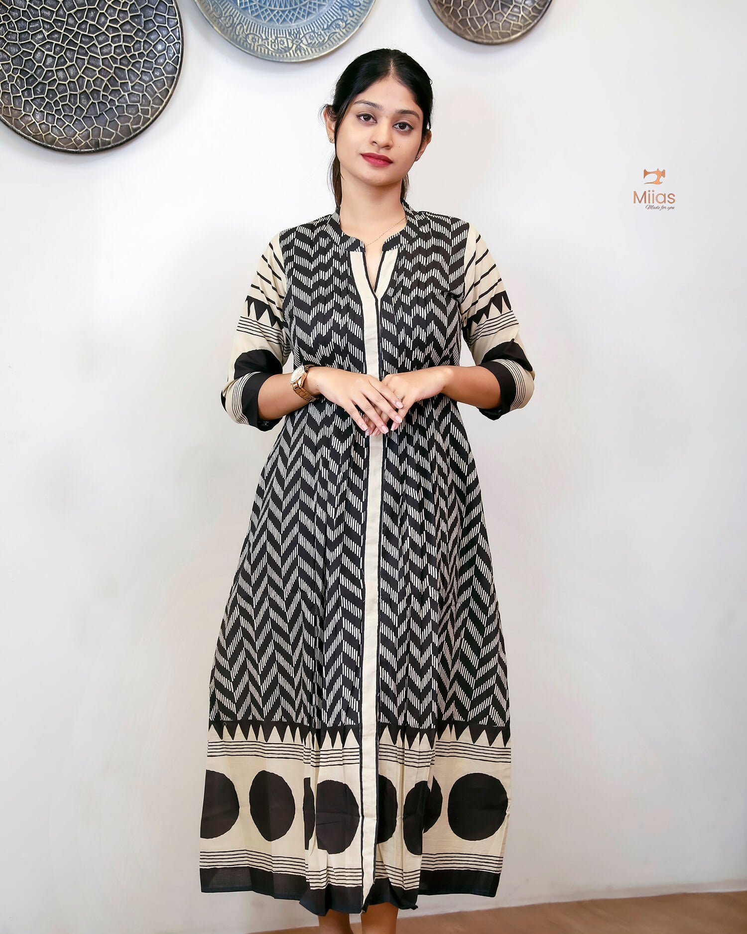 Cotton Kurti Dress: Collar Neck & Pintuck Elegance.