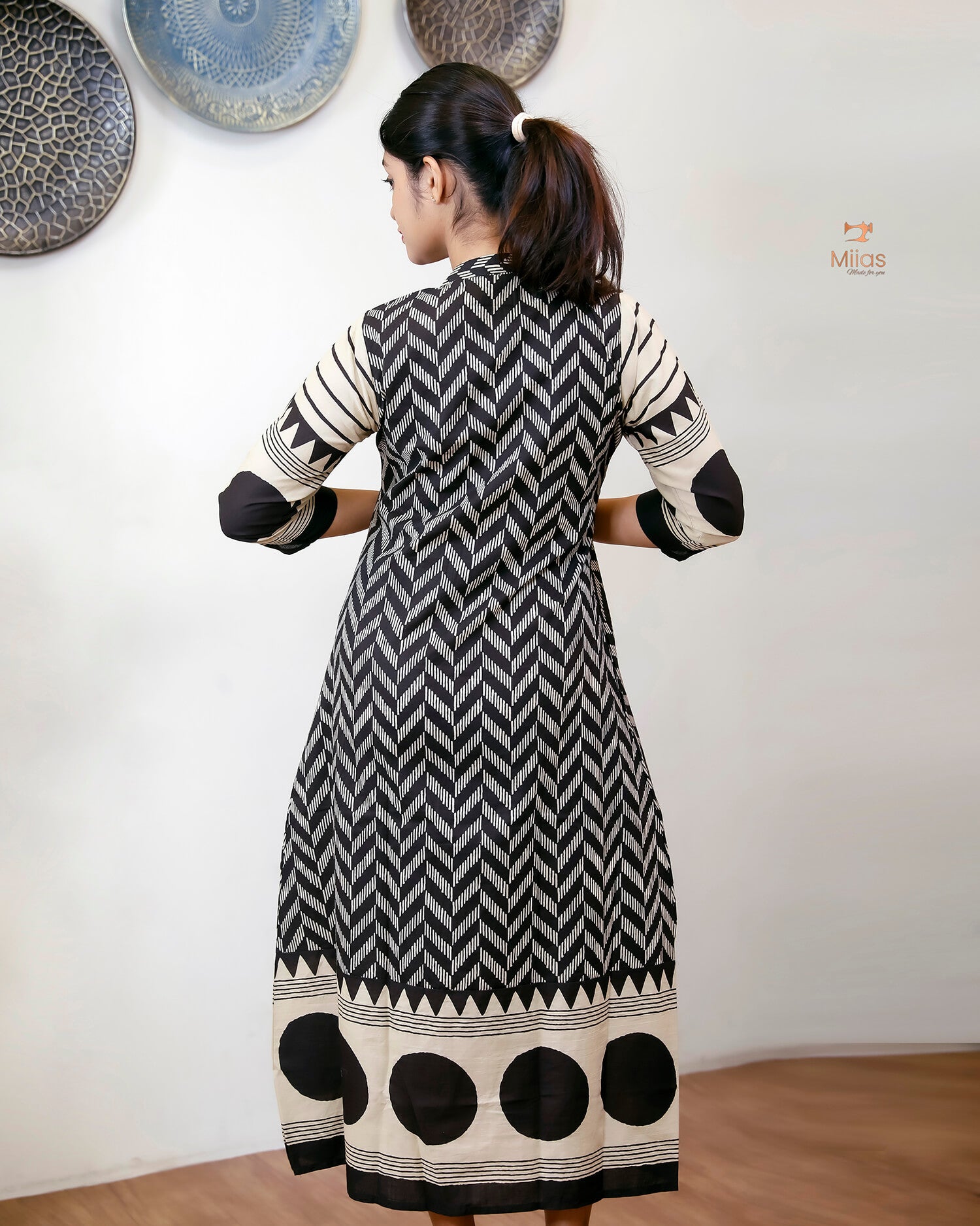 Cotton Kurti Dress: Collar Neck & Pintuck Elegance.