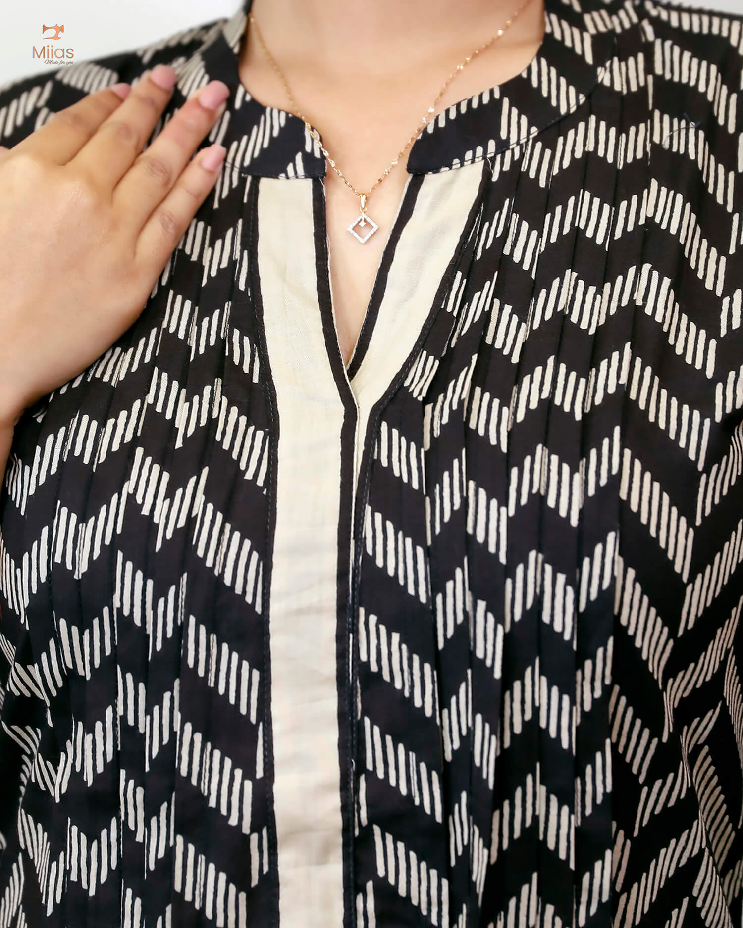 Cotton Kurti Dress: Collar Neck & Pintuck Elegance.