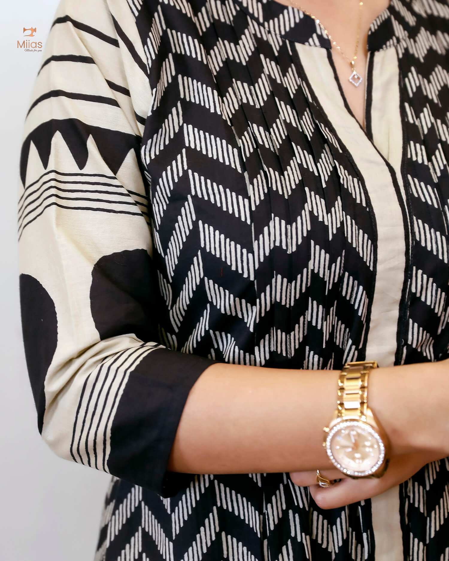 Cotton Kurti Dress: Collar Neck & Pintuck Elegance.