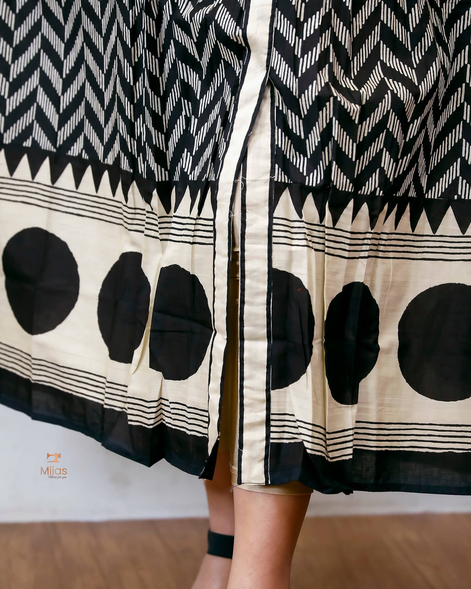 Cotton Kurti Dress: Collar Neck & Pintuck Elegance.