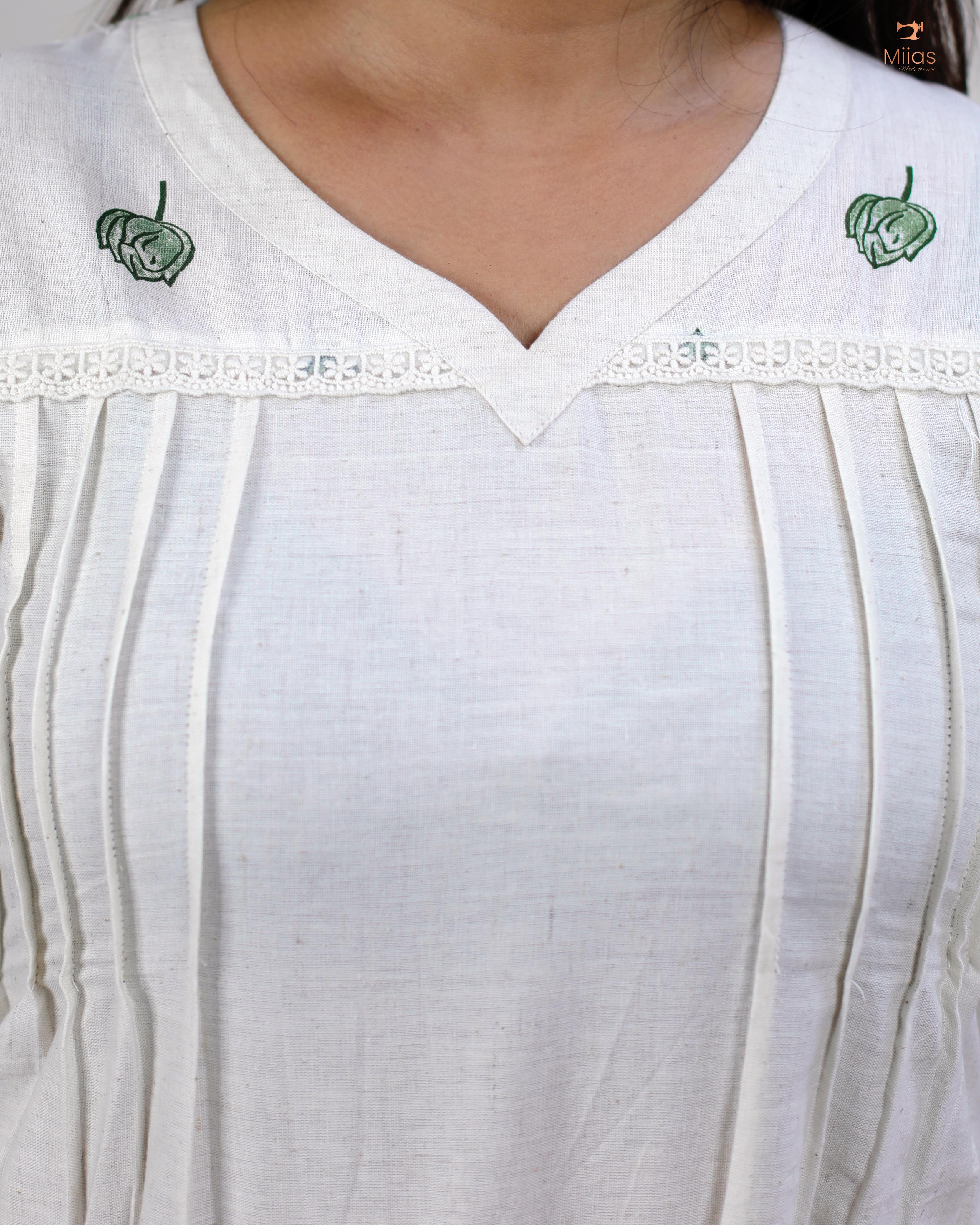 Floral Print Cotton Kurti – V-Neck, 3/4 Sleeves, Lace Trim & Pocket